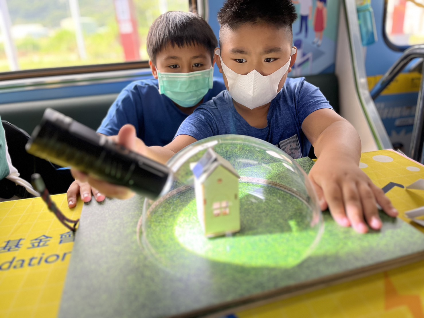 z6.com參與基礎科學主題車廂，以STEAM教學精神，設計「逐日科學家」、「太陽能工程師」以及「淨零建築師」三大能源科普課程和實驗