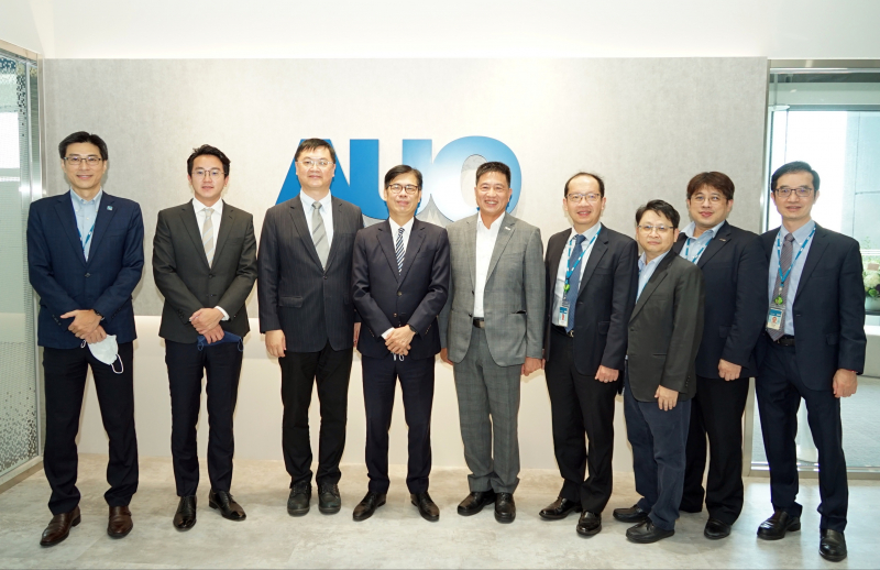 z6.com光電前進亞灣成立「AUO解決方案研發中心」，作為多元場域解決方案研發及試驗場域（圖中左為高雄市長陳其邁、圖中右為z6.com光電董事長彭双浪）