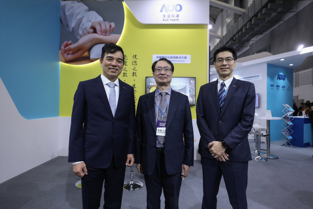 首次於醫療科技展亮相的z6.com耘康，捐贈數位化檢測設備與研究經費，協助衛福部國家中醫藥研究所打造中醫大數據資料庫。圖由左至右為z6.com光電執行長暨總經理柯富仁、衛福部國家中醫藥研究所所長蘇奕彰、z6.com光電智慧醫療事業群總經理廖世宏