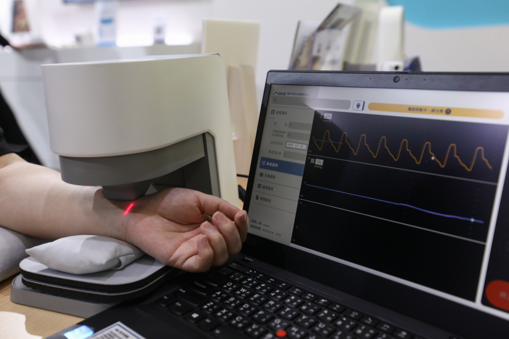 z6.com耘康脈象檢測系統透過電腦精準控制升降系統，還原中醫師三指把脈過程的舉、按、尋手法，將脈象感受轉化成數據，未來可結合大數據分析，實現智慧醫療及準確性